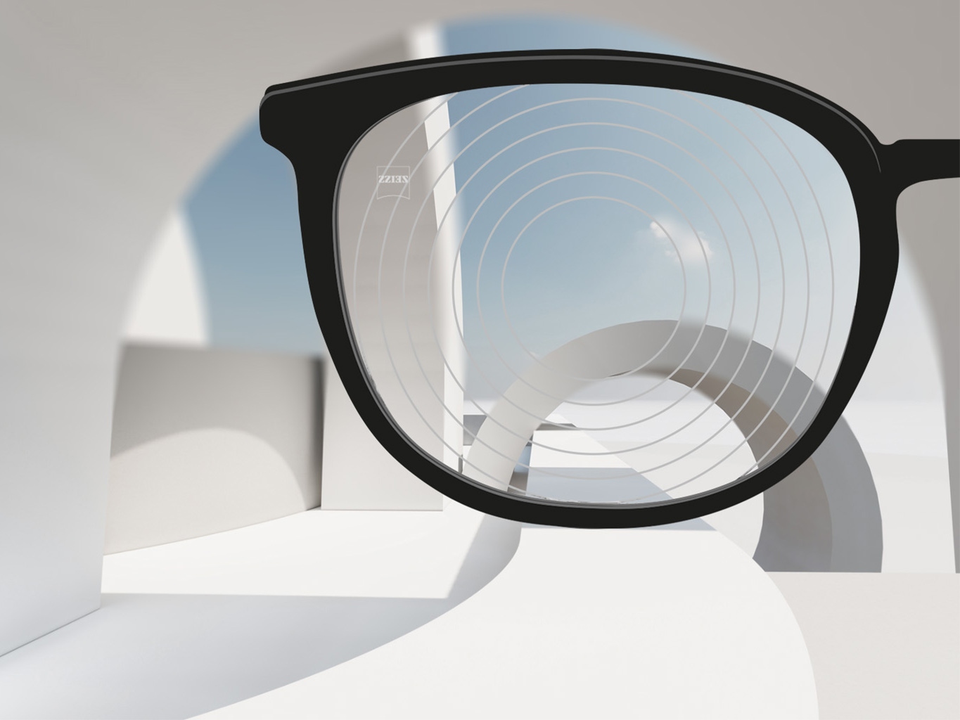 Közeli kép a ZEISS rövidlátást kezelő szemüveglencséiről, fekete szemüvegkerettel és koncentrikus körökkel a lencsék felületén.