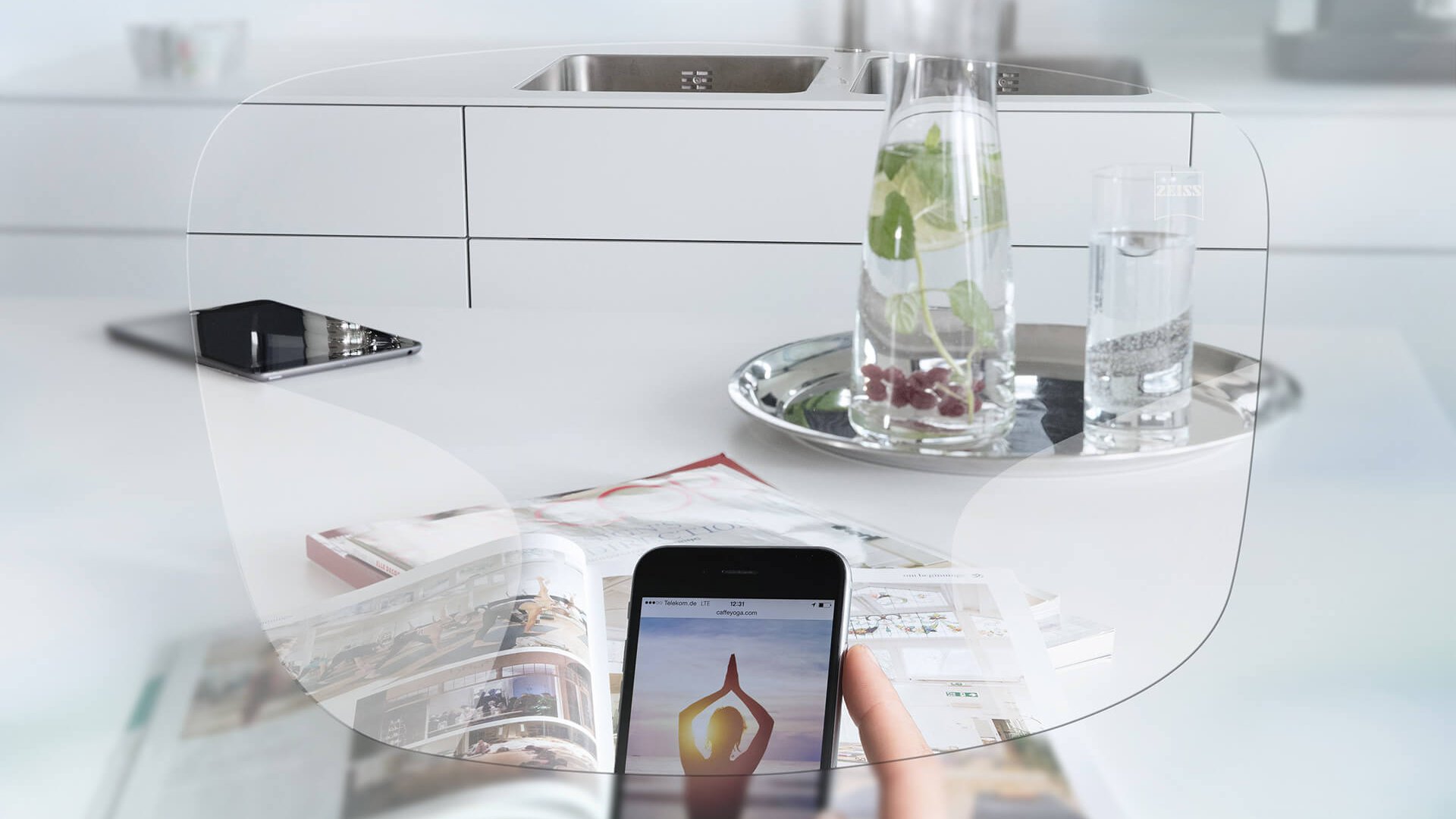 A ZEISS Digital EnergizeMe szemüveglencsét bemutató ábra. A képen a lencsén keresztül elénk táruló látvány látható. 