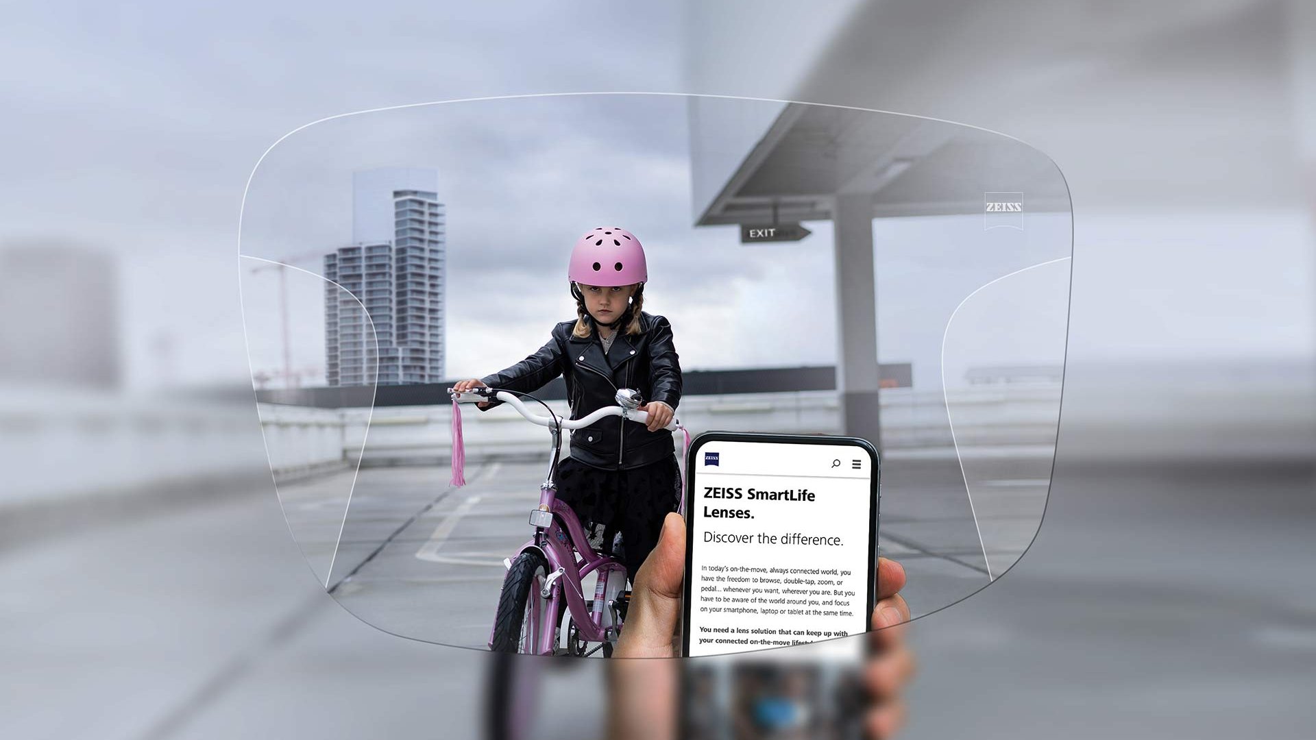 A ZEISS SmartLife Progressive Individual szemüveglencsét bemutató ábra. A képen a lencsén keresztül elénk táruló látvány látható.
