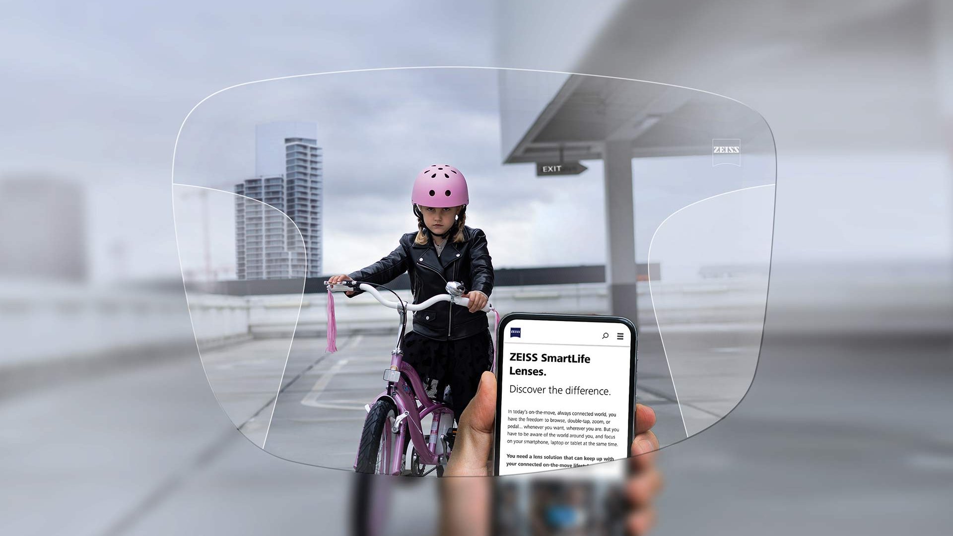 A ZEISS SmartLife Progressive Superb szemüveglencsét bemutató ábra. A képen a lencsén keresztül elénk táruló látvány látható.