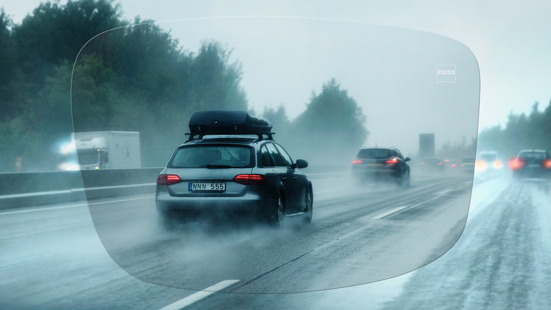 Az autópálya látványa a ZEISS DriveSafe egyfókuszú Individual szemüveglencsén keresztül egy esős napon 