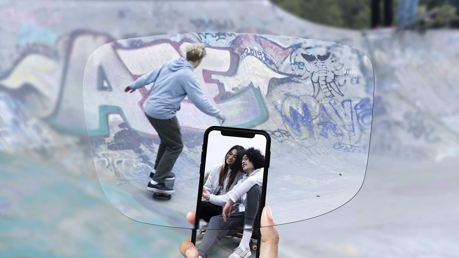 Egy görkorcsolyapark látványa a ZEISS SmartLife egyfókuszú szemüveglencsén keresztül.