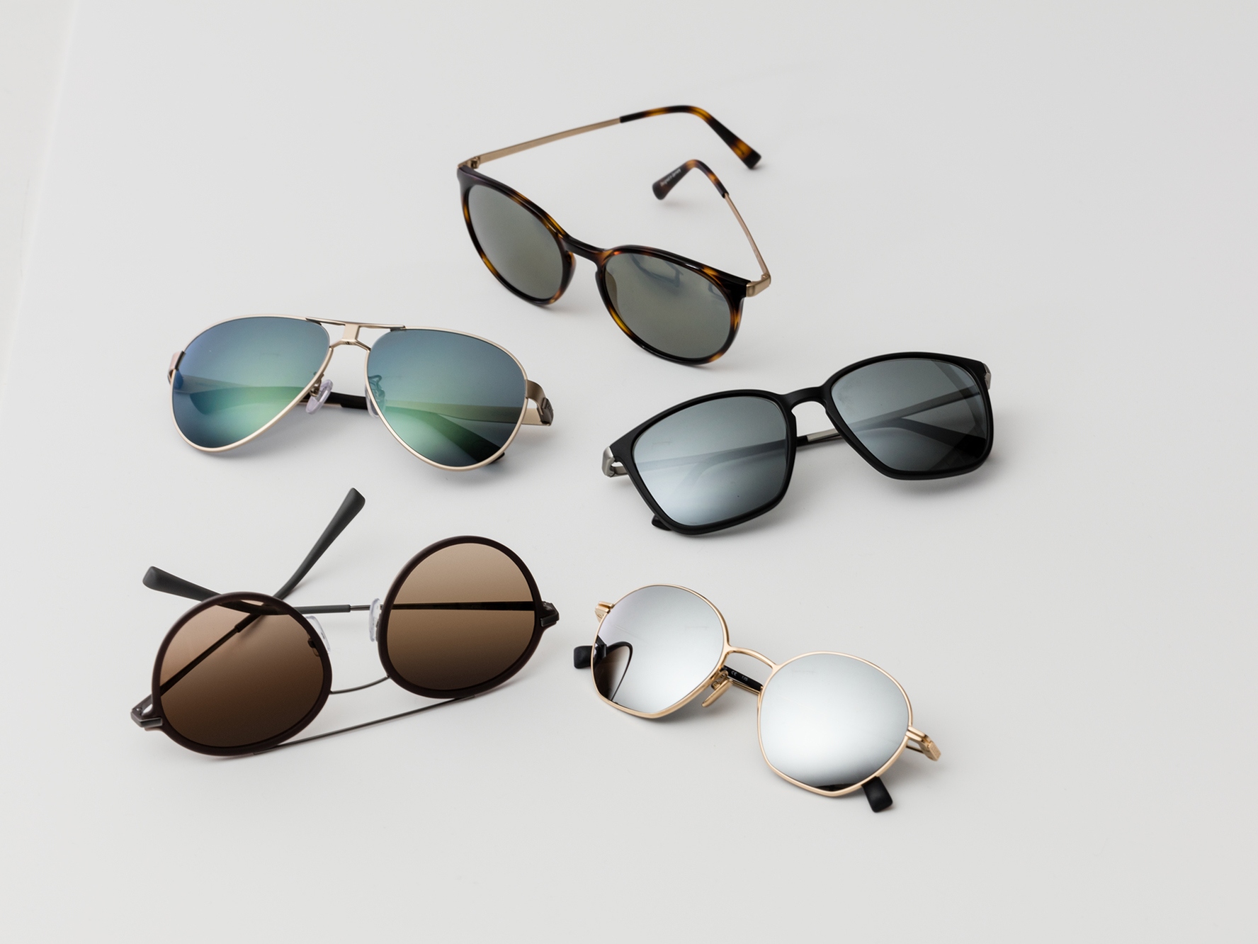 Öt pár napszemüveg a közepes és erős fényviszonyok között ideális klasszikus napvédő színezésekkel.