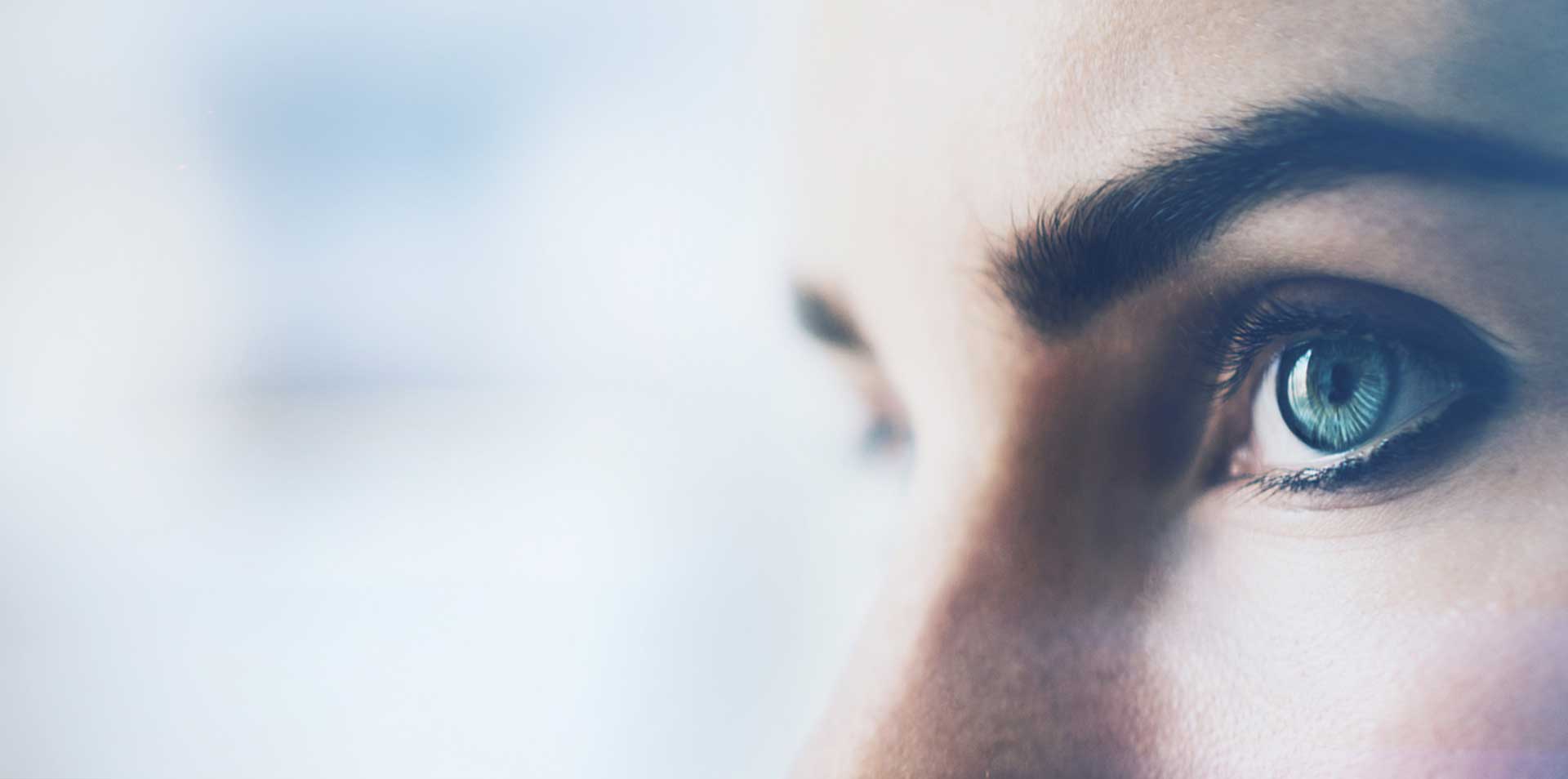 Egy hölgy szemének közeli képe vizuális effektekkel, elszigetelt fehér háttérrel